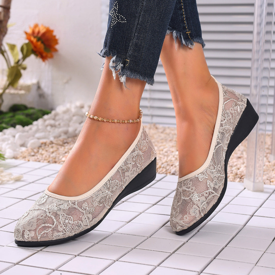 Damen Ballerinas mit filigranem Spitzenbesatz und rutschfester Sohle EB