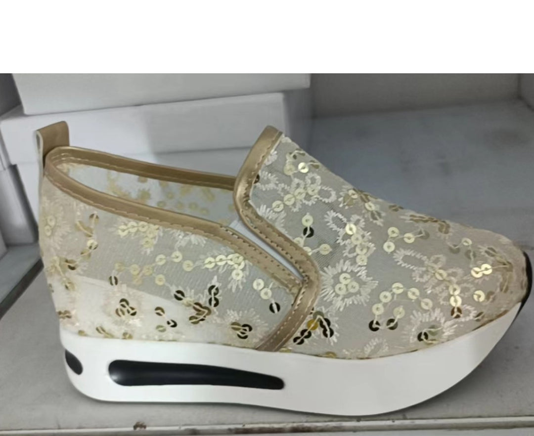 Damen Slip-On Sneakers mit elegantem Spitzenmuster und dämpfendem Fußbett EB