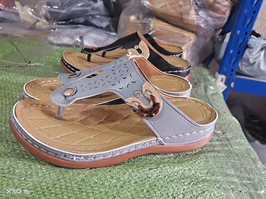 Damen Komfortable Zehentrenner-Sandalen mit anatomischem Fußbett und modischem Riemendesign EB