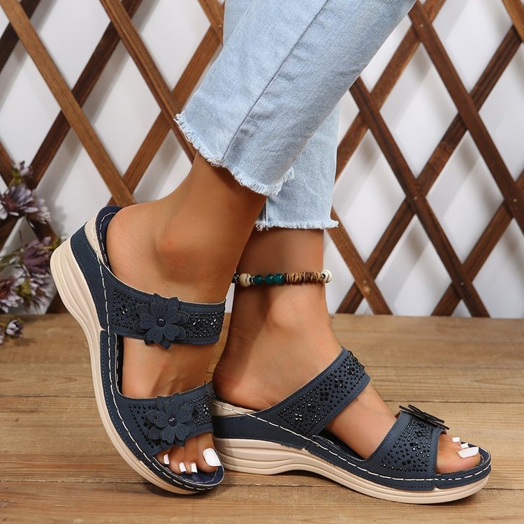 Damen stilvolle Wedge-Pantoletten mit floralen Akzenten EB