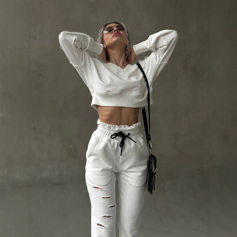 Damen kurzgeschnittenes Sweat-Set mit V-Ausschnitt, Rüschenbund Highwaist Jogginghose und Distressed-Details Eichborn Berlin
