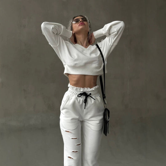 Damen kurzgeschnittenes Sweat-Set mit V-Ausschnitt, Rüschenbund Highwaist Jogginghose und Distressed-Details Eichborn Berlin