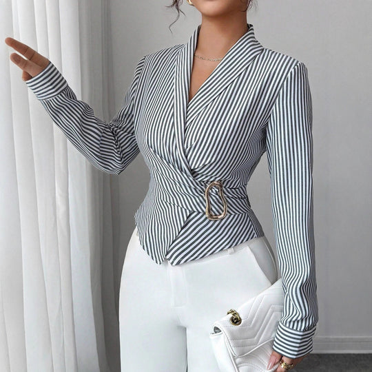 Damen nan taillierte Wickelbluse mit Reverskragen und dekorativer Metallschließe EB