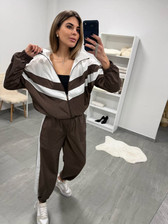 Damen retro Nylon-Trainingsanzug mit Kapuzen-Zipjacke und weiter hochgeschnittener Hose Eichborn Berlin