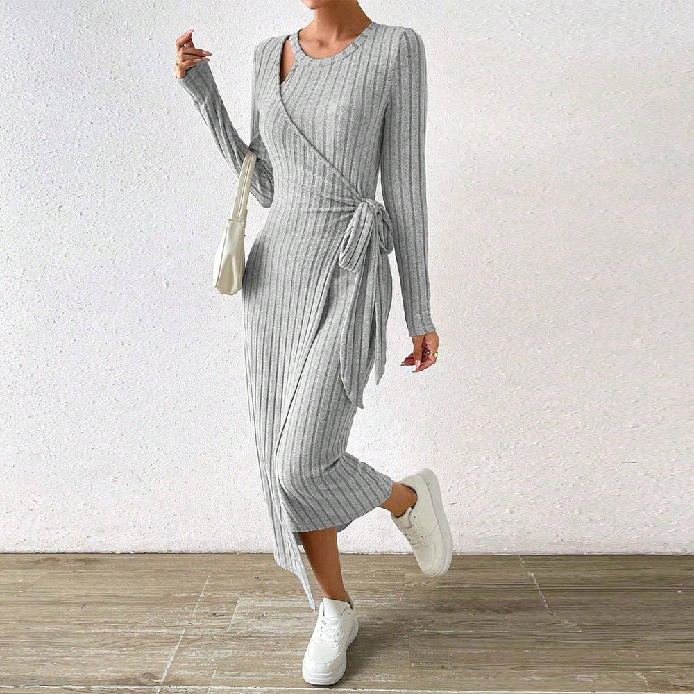 Damen geripptes Midikleid mit Wickeloptik, Taillenbindegürtel, One-Shoulder Cutout und seitlichem Beinschlitz Eichborn Berlin
