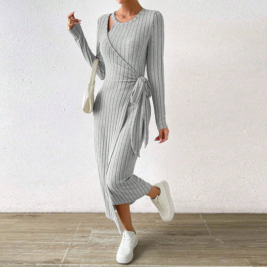 Damen geripptes Midikleid mit Wickeloptik, Taillenbindegürtel, One-Shoulder Cutout und seitlichem Beinschlitz Eichborn Berlin