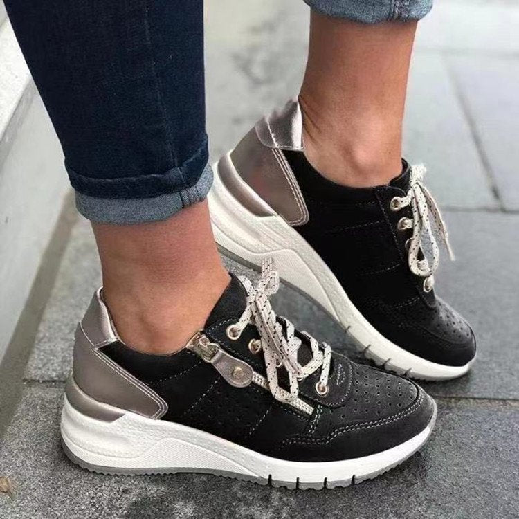 Damen Chunky-Plateau-Sneaker mit perforiertem Velours, gepolstertem Komfortfußbett und Metallic-Fersenaufbau EB