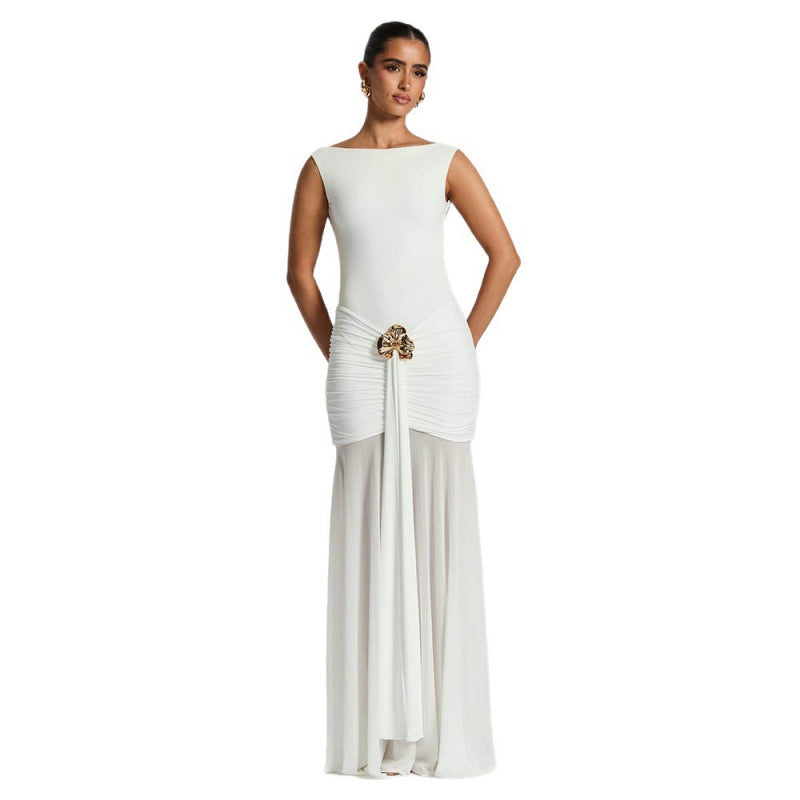Damen elegantes bodenlanges Abendkleid mit raffinierten Fältchen und dekorativer Brosche EB