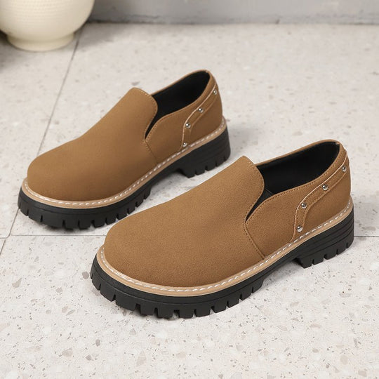 Damen Modische Slipper mit robustem Sohlenprofil und eleganten Nietenakzenten EB