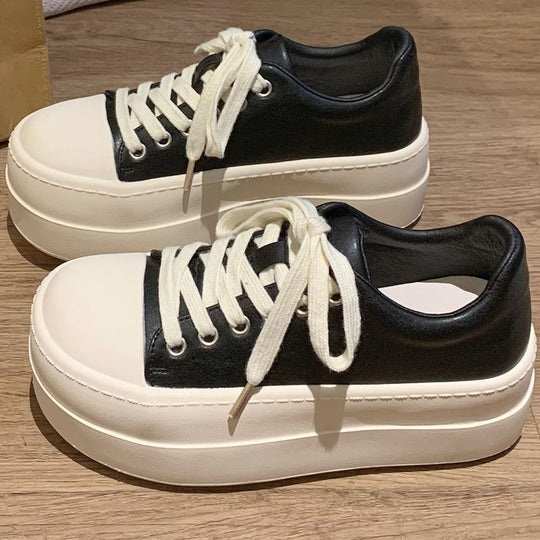 Damen Retro Plateausneaker mit zweifarbiger Lederoptik und extrahoher Gummiplattform EB