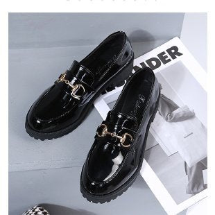 Damen Elegante Loafers mit glänzendem Finish und modischem Kettenverschluss EB