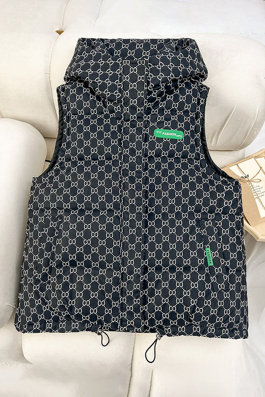Damen nan gesteppte Kapuzenweste mit Allover‑Logoprint, wattierter Isolierung, verstellbarem Saum und verdeckten Reißverschlusstaschen EB