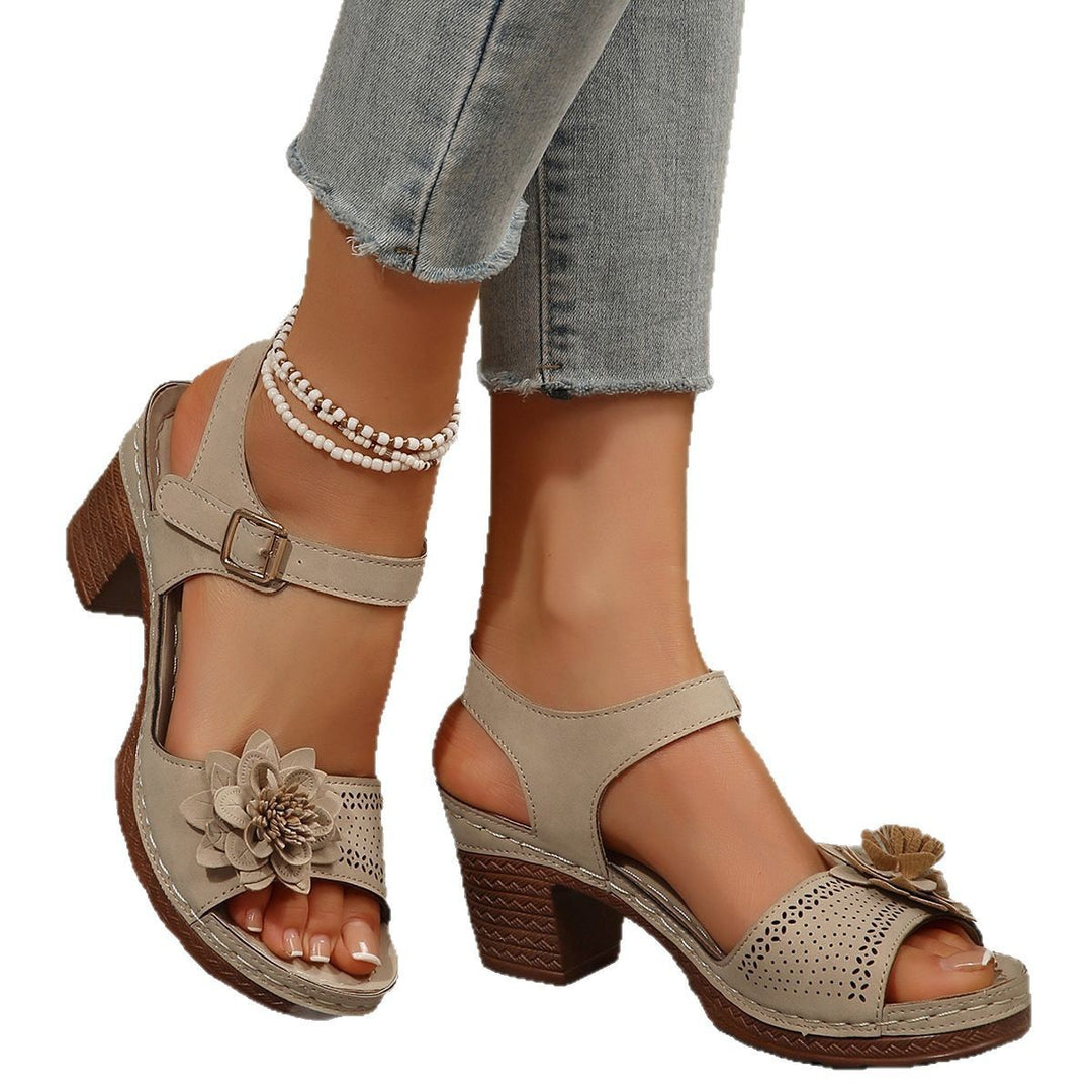 Damen Sandalette mit mittelhohem Blockabsatz, Blütenapplikation und verstellbarem Knöchelriemen EB
