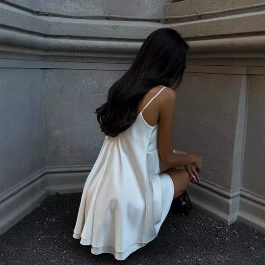 Damen elegantes Nachtkleid mit feinen Spitzenakzenten und leichtem Schnitt EB