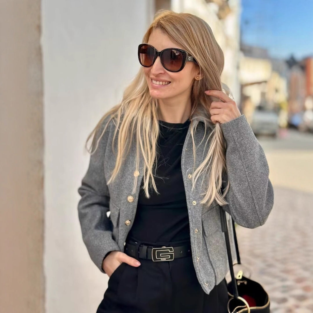 Damen Kurztaillierte Wolljacke mit Zierknöpfen und Pattentaschen EB