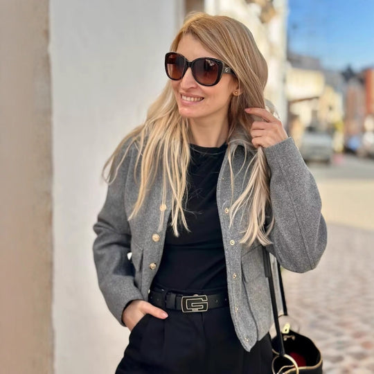 Damen Kurztaillierte Wolljacke mit Zierknöpfen und Pattentaschen EB