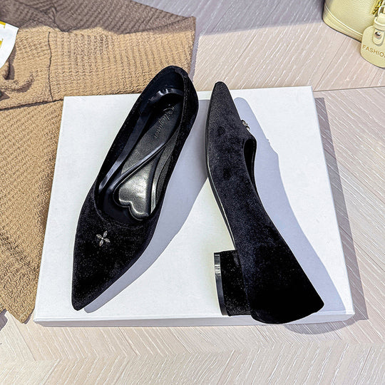 Damen Elegante spitze Pumps mit komfortablem Blockabsatz und stilvollem Schmuck EB