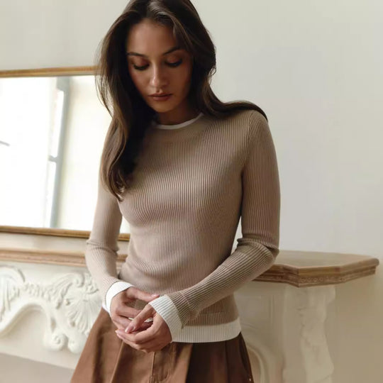Damen figurbetontes Strickoberteil mit kontrastierenden Bündchen EB