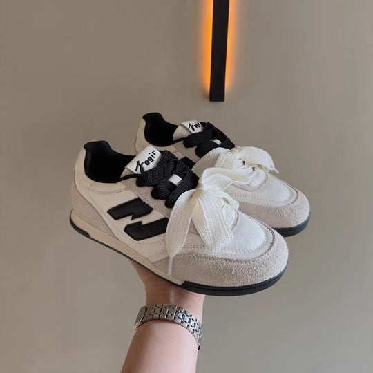 Damen Sneaker mit auffälligem Band und sportlichem Design EB