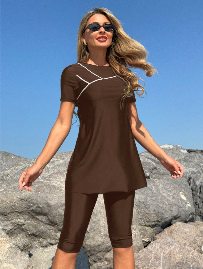 Damen Sportliches Strandoutfit mit kurzem Oberteil und Radlerhosen EB