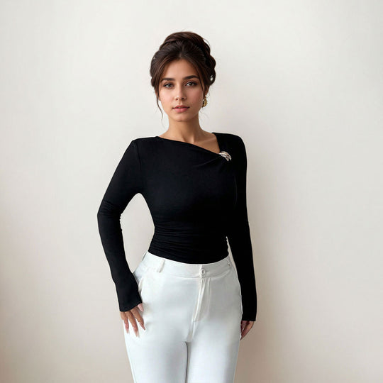 Damen figurbetontes Langarmshirt mit asymmetrischem Ausschnitt und dekorativer Brosche Eichborn Berlin