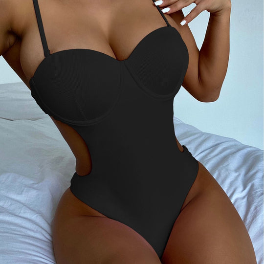 Damen Einteiler Badeanzug mit verführerischen Cut-Outs und Komfort EB