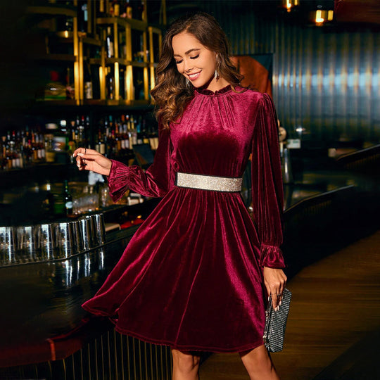 Damen samtiges knielanges Kleid mit Stehkragen, geraffter Taille und praktischen Eingrifftaschen Eichborn Berlin