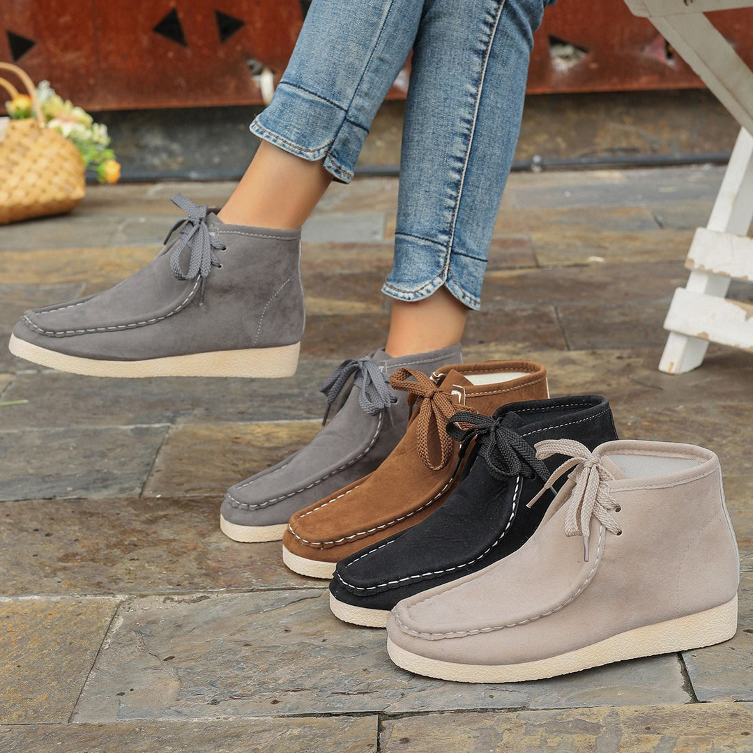 Damen knöchelhoher Mokassin-Boot mit Wildlederoptik, getragener Moccasin-Naht, dämpfender Crepe-Laufsohle und robusten Schnürsenkeln EB