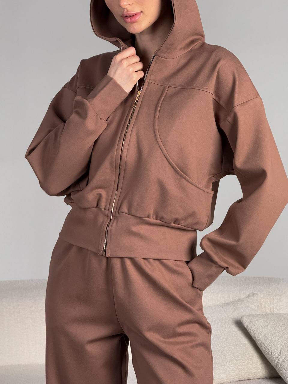 Damen Kurz geschnittene Zip-Kapuzenjacke mit tailliertem Bündchen und dekorativen Einsatznähten EB