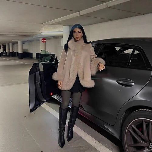 Damen Luxuriöse Felljacke mit weichem Innenfutter und eleganten Details EB