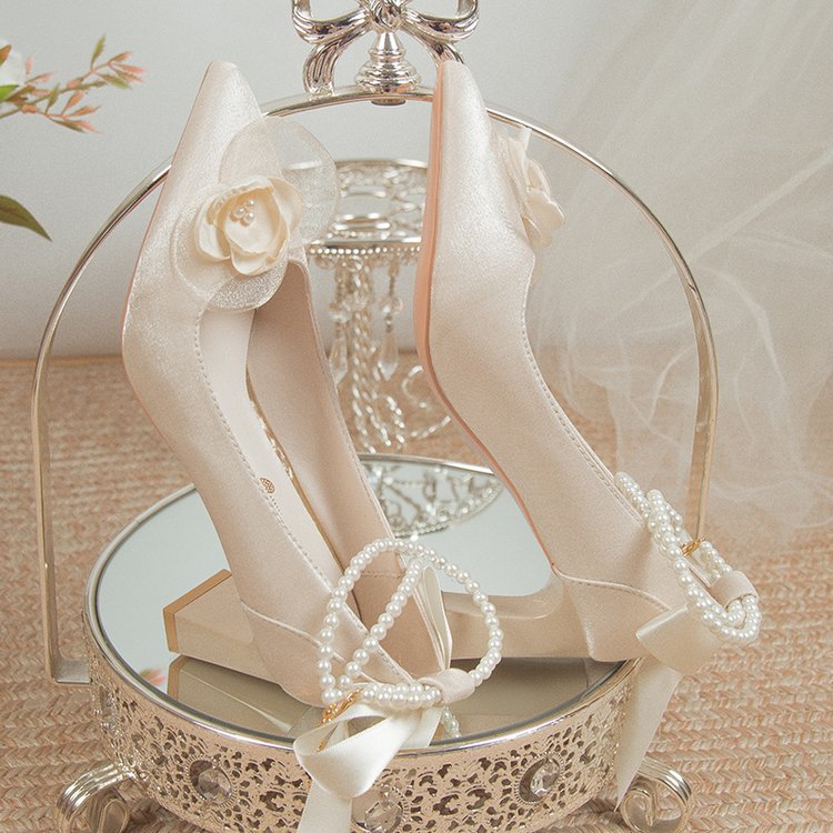 Damen elegante Spitzen-Pumps mit floralem Akzent und Perlenschmuck EB
