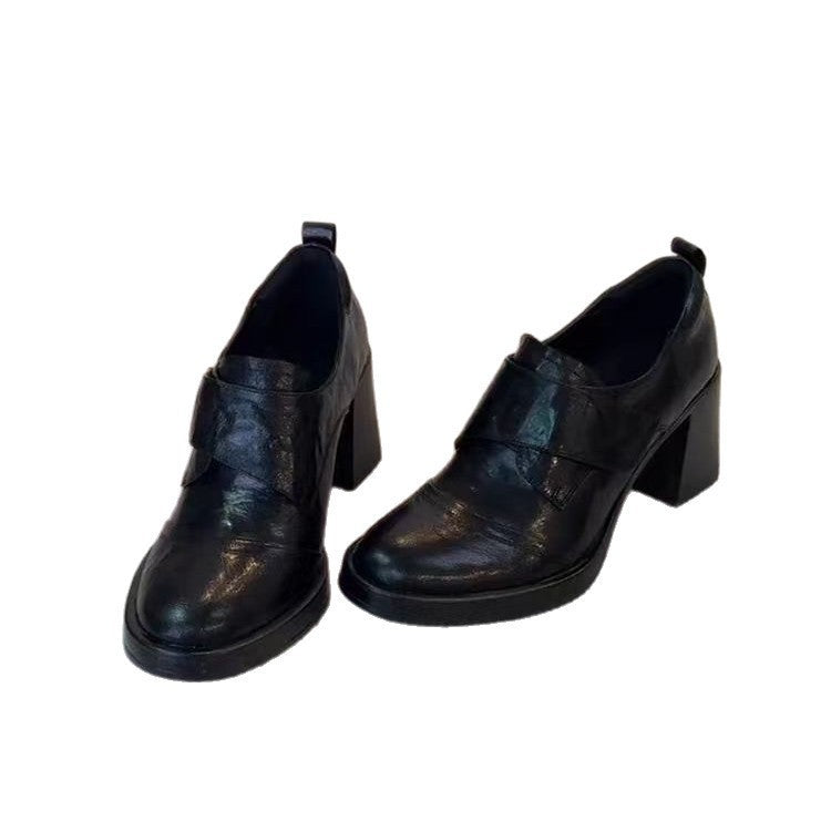 Damen Blockabsatz-Pumps mit doppeltem Riemchen und glänzender Oberflächenstruktur EB