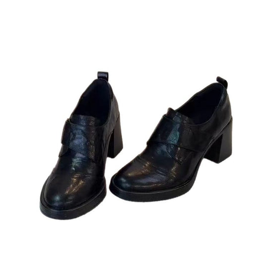 Damen Blockabsatz-Pumps mit doppeltem Riemchen und glänzender Oberflächenstruktur EB