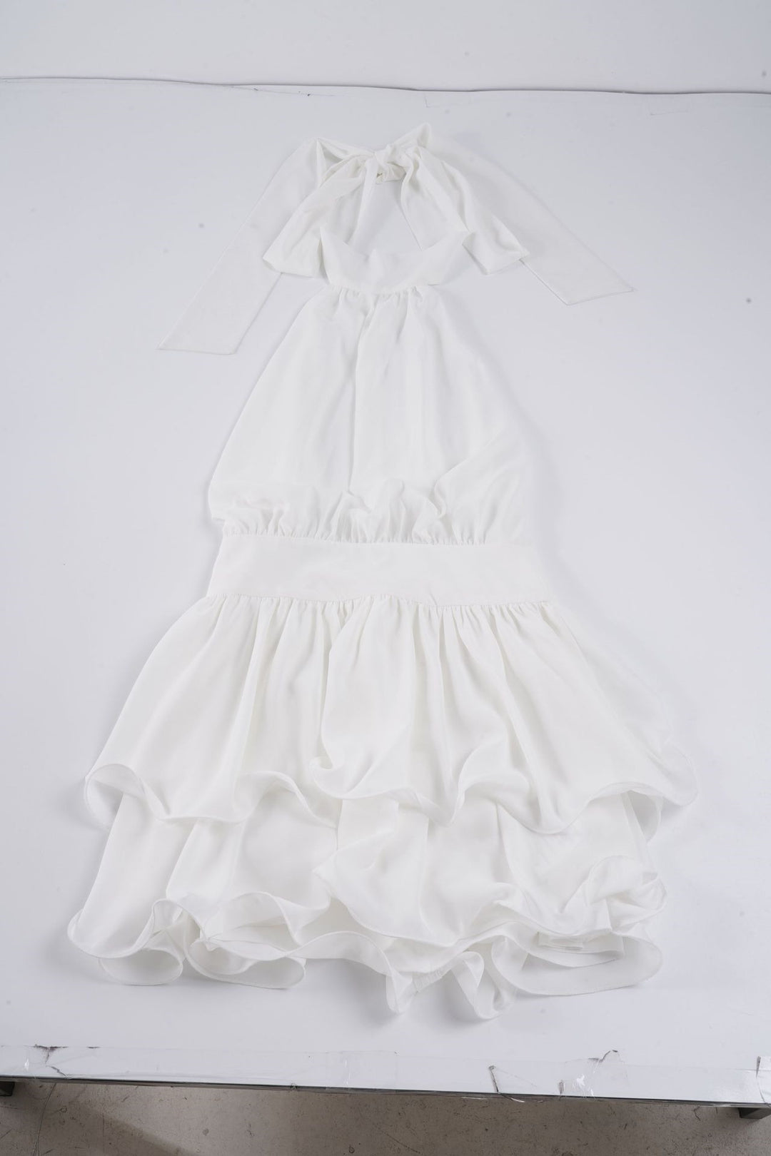 Damen Elegantes Maxikleid mit schwingendem Rüschensaum und tiefem V-Ausschnitt EB