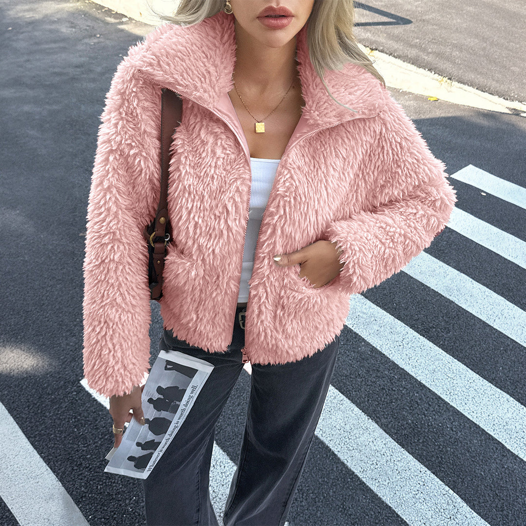 Damen nan Teddyjacke mit Reißverschluss, hochgeschlossenem Kragen, aufgesetzten Taschen und kurzer Passform EB