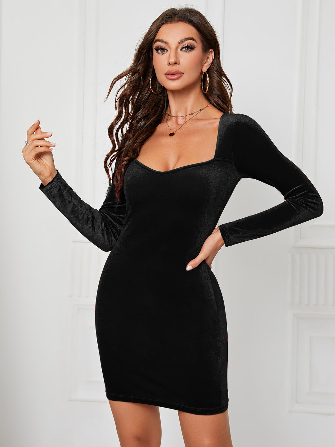 Damen figurbetontes Samt‑Minikleid mit Herz‑Dekolleté, langem Arm und sculptender Passform Eichborn Berlin