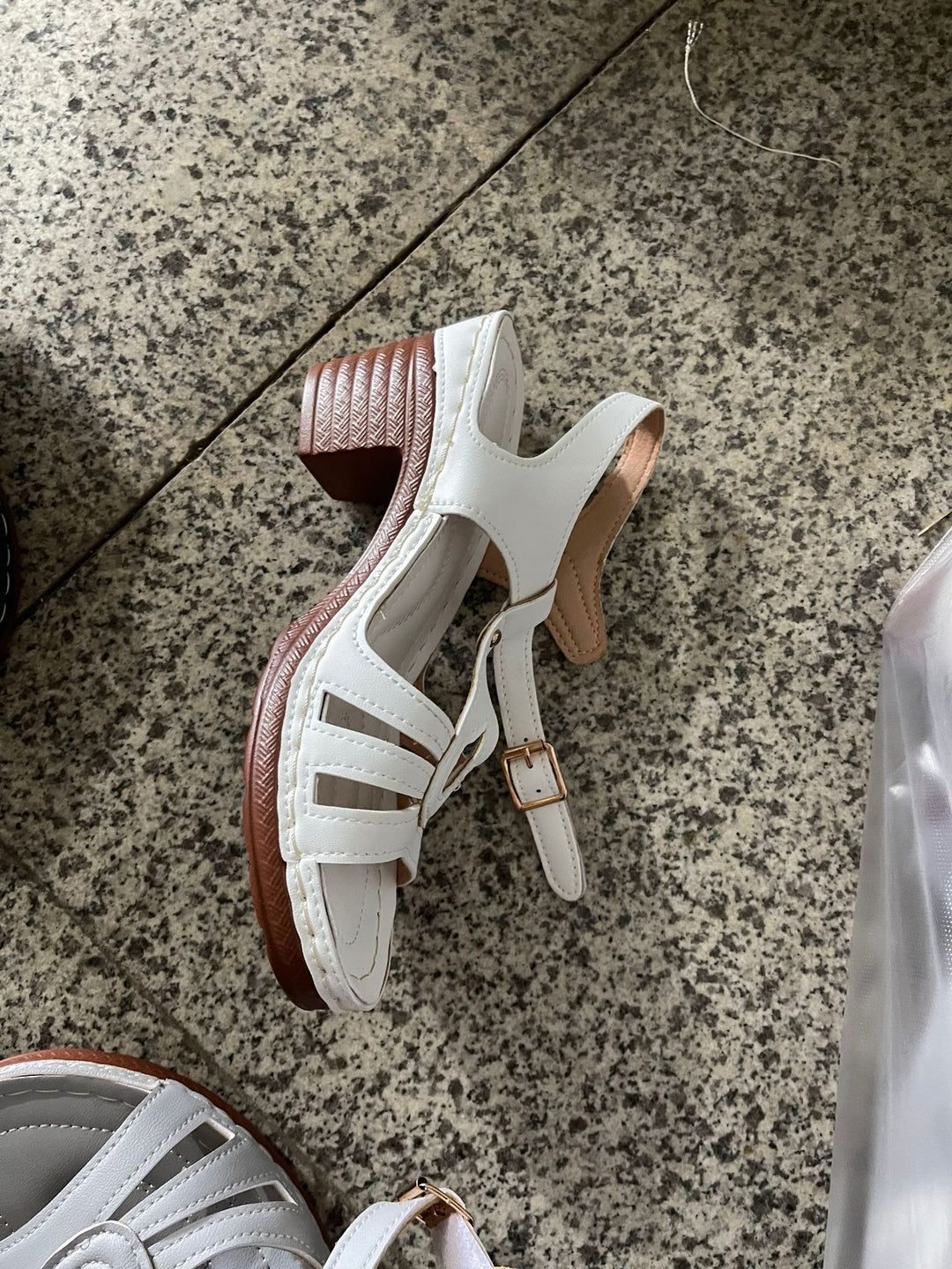 Damen Sandalette mit Cut-Out-Riemen, gepolstertem Komfortfußbett und mittelhohem Blockabsatz EB