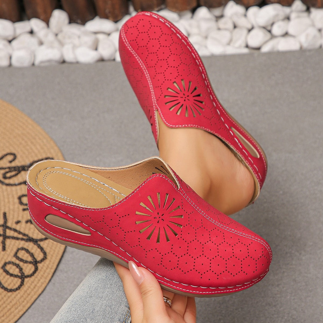 Damen Bequeme Perforierte Slipper-Mules mit Blumenstanzung und gepolstertem Fußbett EB