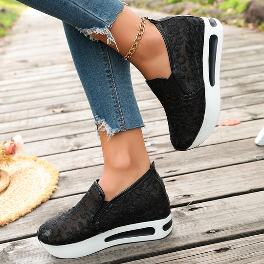 Damen Slip-On Sneakers mit romantischem Spitzen-Obermaterial EB