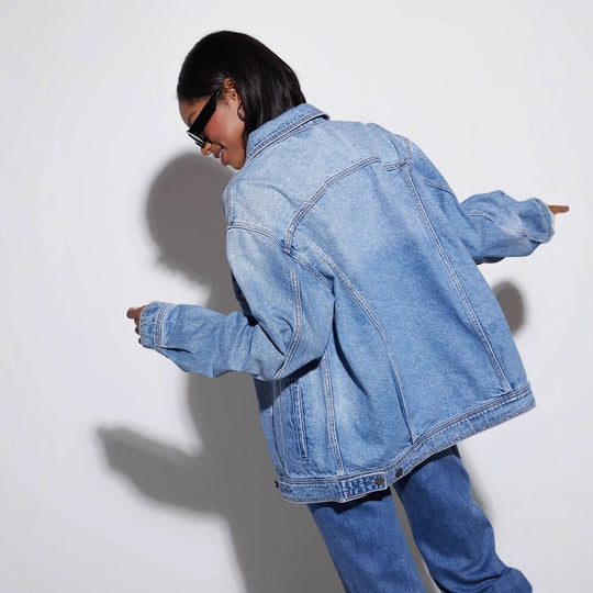 Damen Oversized Denimjacke im lässigen Schnitt mit aufgesetzten Taschen EB