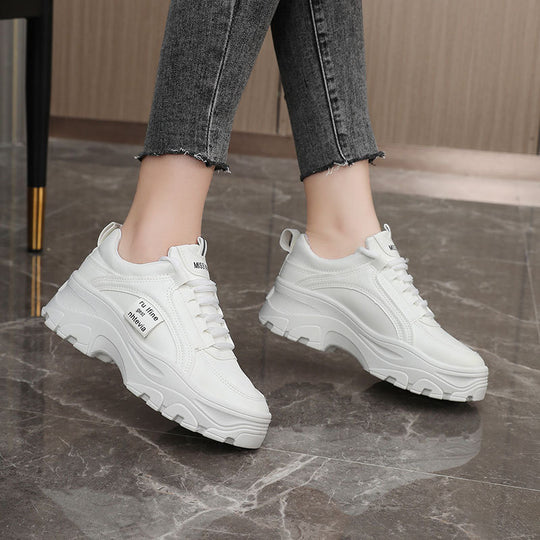 Damen Sportliche Sneakers mit robustem Profil und innovativem Design EB