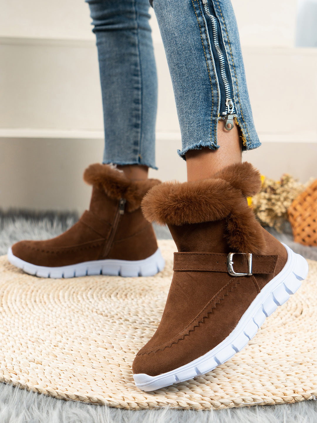 Damen nan gefütterte Kurzstiefel mit Kunstfellbesatz, Velourslederoptik, seitlichem Reißverschluss, dekorativer Metallschnalle und profilierter Lightweight-Sohle EB