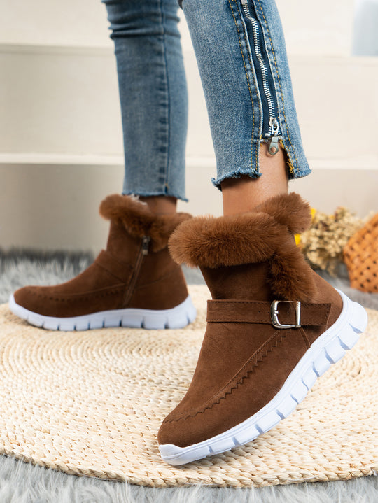 Damen nan gefütterte Kurzstiefel mit Kunstfellbesatz, Velourslederoptik, seitlichem Reißverschluss, dekorativer Metallschnalle und profilierter Lightweight-Sohle EB