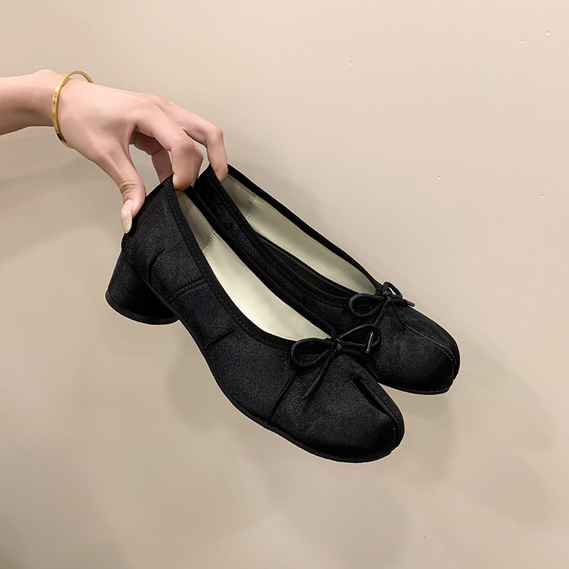 Damen Ballerinas mit einem zierlichen Schleifendesign und elegantem Blockabsatz EB