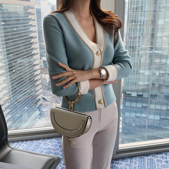 Damen Schicke Strickjacke mit Kontrastdetails und eleganten Knöpfen EB
