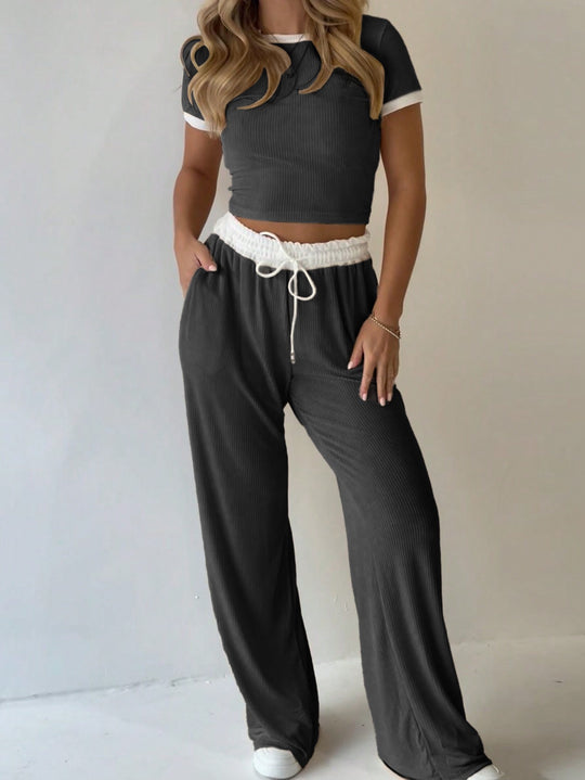Damen lässiges zwei-teiliges Freizeit-Set mit cropped T-Shirt und weiten Hose EB