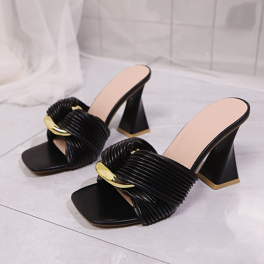 Damen Sandalen mit raffinierten Riemen und hochglänzendem Absatz EB