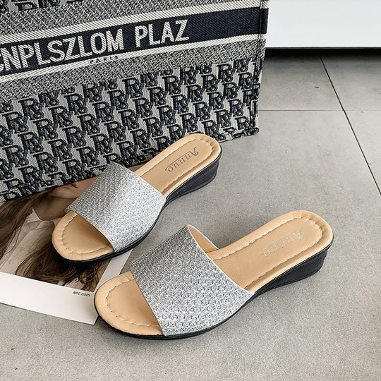 Damen nan Glitzerslipper mit breiter Riemenfront, offenem Zehenbereich, gepolstertem Komfortfußbett und leichtem Keilabsatz EB