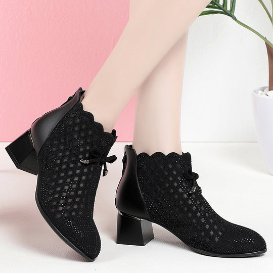 Damen Elegante Stiefeletten mit luftiger Netzstruktur und funkelnden Schmuckdetails EB