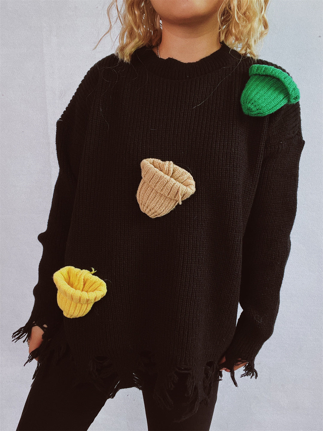 Damen lässiger Oversize-Pullover mit fransigen Details und bunten Applikationen EB